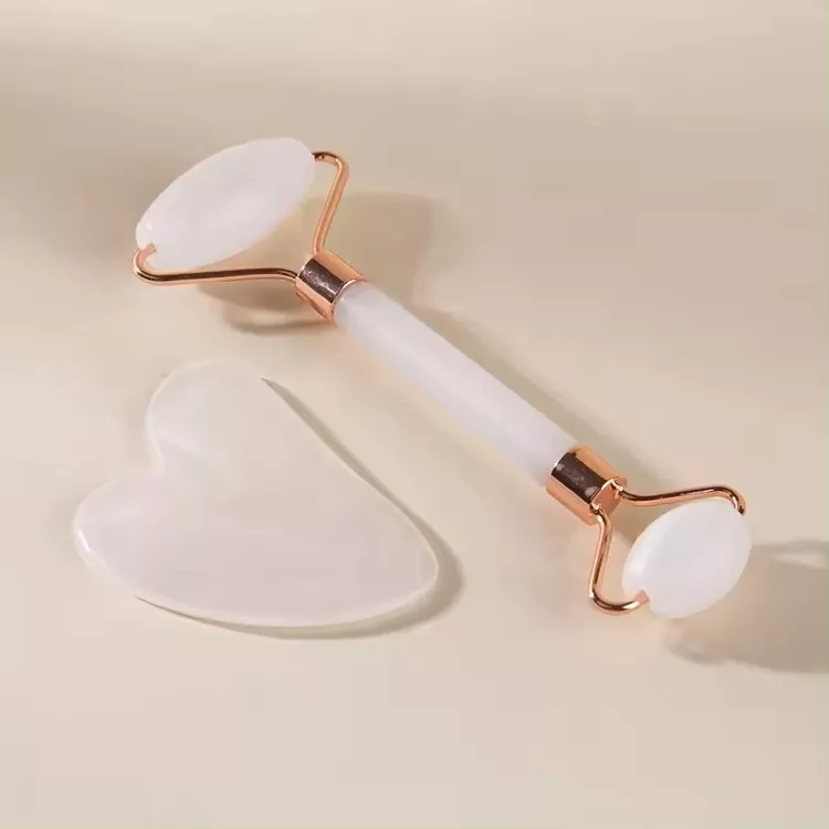 Comment pouvez-vous utiliser un rouleau de jade pour une peau brillante