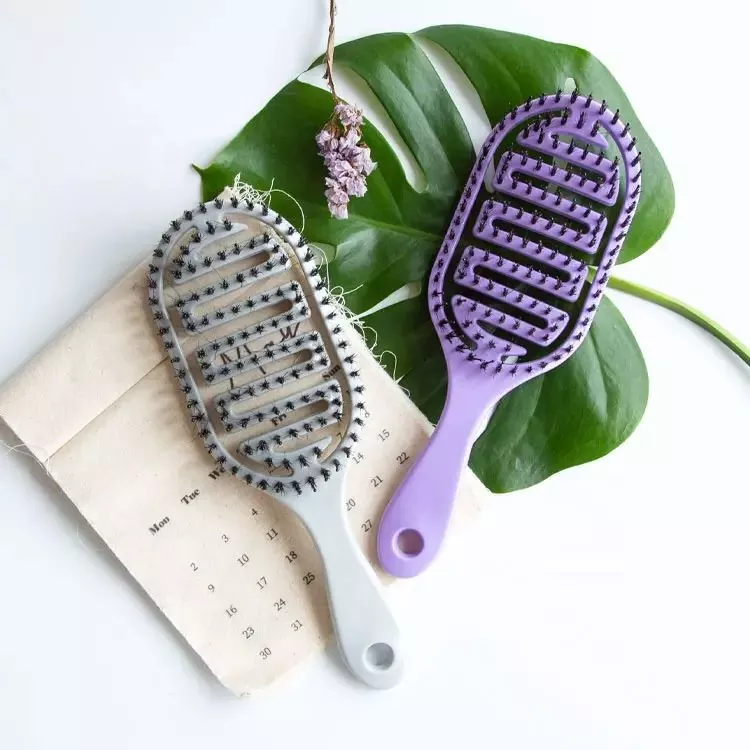 Brosse en poils de sanglier en plastique